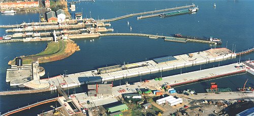 Bekijk detail: de sluisdeur op de waterfilm