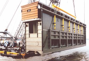 Een van de hydrostatische lagers onder de sluisdeur